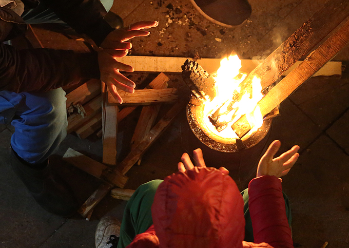 Người Hà Nội đốt lửa xua giá rét